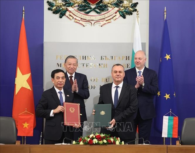 El secretario general del Partido Comunista de Vietnam, To Lam, y el primer ministro de Bulgaria, Rosen Zhelyazkov, presencian el intercambio de una carta de intención para fortalecer la cooperación en materia de defensa. (Foto: VNA) ky-ket.jpg