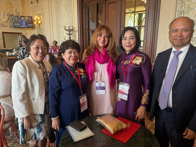 La vicepresidenta de la Asamblea Nacional, Nguyen Thi Thanh (segunda desde la derecha), se reúne con la presidenta de la Asamblea Nacional de Quebec (Canadá) y primera vicepresidenta de la APF, Nathalie Roy(centro). (Foto: VNA) vna-potal-viet-nam-khang-dinh-vai-tro-quan-trong-tai-dai-hoi-dong-lien-minh-nghi-vien-phap-ngu-lan-thu-50-8146778.jpg