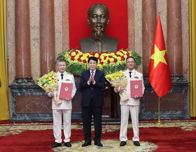El presidente de Vietnam, Luong Cuong, entrega las decisiones a los viceministros de Seguridad Pública (Foto: VNA) vna-potal-chu-tich-nuoc-trao-quyet-dinh-thang-quan-ham-cap-bac-ham-dai-tuong-thuong-tuong-cho-cac-lanh-dao-bo-quoc-phong-va-bo-cong-an-8147245.jpg