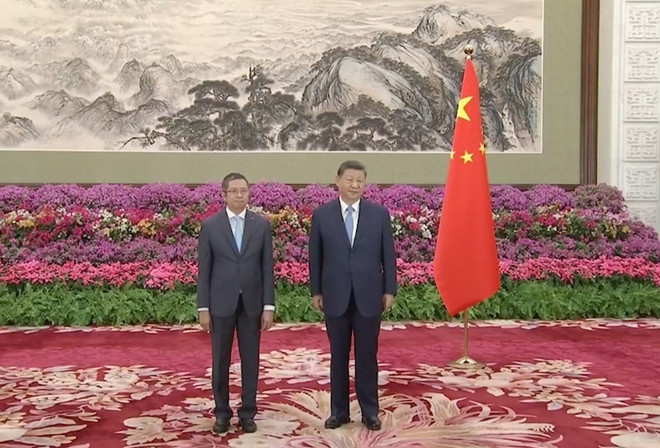 El secretario general del Partido Comunista y presidente de China, Xi Jinping (derecha), y el embajador de Vietnam en Beijing, Pham Thanh Binh (Foto: VNA) vna-potal-dai-su-pham-thanh-binh-trinh-quoc-thu-len-chu-tich-trung-quoc-tap-can-binh-8172262.jpg