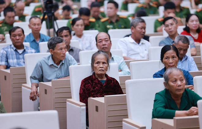 Familiares de los mártires en la cita (Foto: VNA) vna-potal-thu-tuong-du-so-ket-cong-tac-thu-nhan-mau-adn-cho-than-nhan-liet-si-chua-xac-dinh-duoc-danh-tinh-8171561.jpg