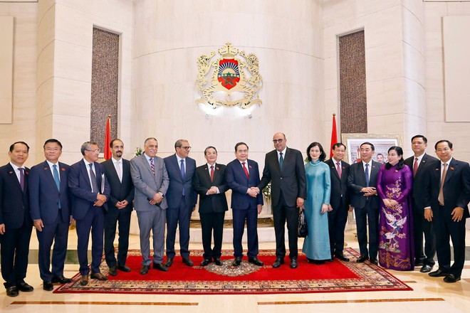 El presidente de la Asamblea Nacional de Vietnam, Tran Thanh Man, el titular de la Cámara de Consejeros de Marruecos, Mohamed Ould Errachid, y los delegados (Foto: VNA) vna-potal-chu-tich-quoc-hoi-tran-thanh-man-hoi-kien-chu-tich-thuong-vien-maroc-8171981.jpg