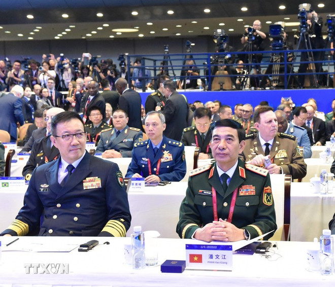 El ministro de Defensa de Vietnam, Phan Van Giang (derecha), y su homólogo de China, Dong Jun, en el evento. (Foto: VNA) dai-tuong-phan-van-giang-dien-dan-huong-son-1.jpg