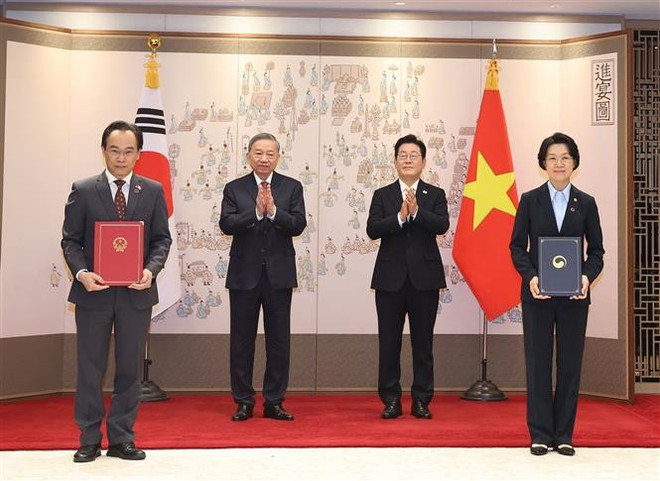 Ceremonia de rúbrica de una acuerdo de cooperación educativa entre ambos países (Foto: VNA) vna-potal-tong-bi-thu-to-lam-va-tong-thong-han-quoc-chung-kien-le-trao-cac-van-kien-hop-tac-giua-hai-nuoc-8202796.jpg