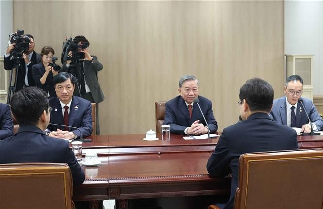 El secretario general del Partido Comunista de Vietnam, To Lam, conversa con el presidente de Corea del Sur, Lee Jae Myung (Foto: VNA) vna-potal-tong-bi-thu-to-lam-hoi-dam-voi-tong-thong-han-quoc-lee-jae-myung-8202573.jpg