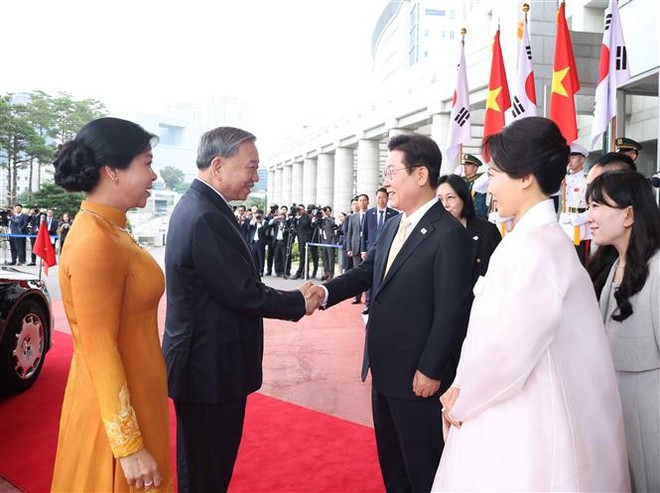 El secretario general del Partido Comunista de Vietnam, To Lam, y su esposa, Ngo Phuong Ly, fueron recibidos por el presidente surcoreano, Lee Jae Myung, y su cónyuge. (Foto: VNA) vna-potal-le-don-tong-bi-thu-to-lam-va-phu-nhan-tham-cap-nha-nuoc-han-quoc-8202520.jpg