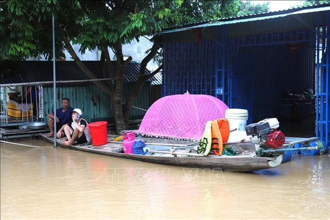 Muchas casas en la aldea de Vinh Hoan, comuna de Con Cuong, se encuentran inundadas debido al continuo aumento del nivel del río Lam. (Foto: VNA) nghe-an-230725-2.jpg