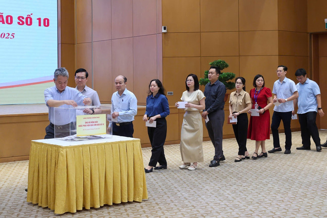 Funcionarios la Oficina Gubernamental realizan sus donaciones (Foto: VNA) vna-potal-thu-tuong-quyen-gop-ung-ho-dong-bao-khac-phuc-hau-qua-bao-so-10-8313902.jpg