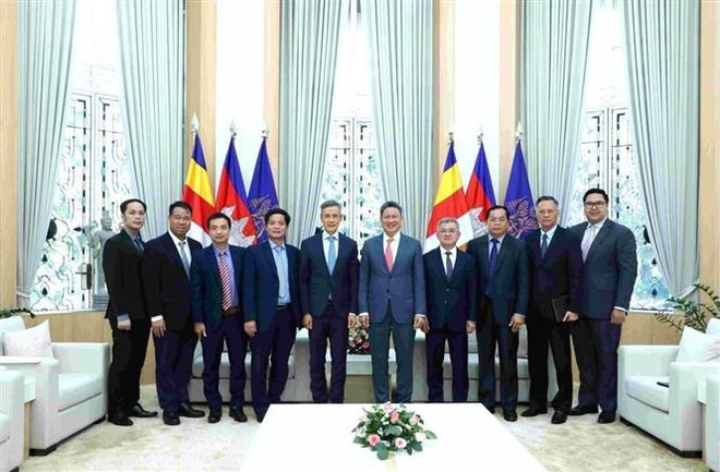 Delegados participantes en la cita (Foto: VNA) vna-potal-dai-su-viet-nam-nguyen-minh-vu-lam-viec-voi-pho-thu-tuong-campuchia-sun-chanthol-8313709.jpg