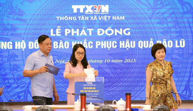 Funcionarios de la VNA aportan sus donaciones (Foto: VNA) vna-potal-thong-tan-xa-viet-nam-phat-dong-ung-ho-dong-bao-khac-phuc-hau-qua-bao-lu-8315083.jpg