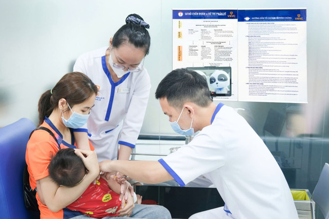 Las vacunas producidas en Vietnam garantizarán un suministro estable de dosis de alta calidad, a la vez que contribuirán a reducir los costos para la población. (Foto: VNA) tiemvaccine.jpg