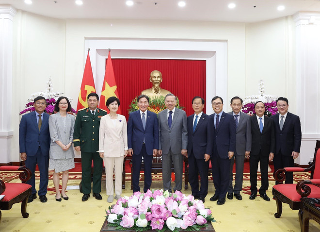 El secretario general del PCV, To Lam, y el enviado especial Park Chang Dal, junto con los delegados participantes en la reunión (Foto: VNA) vna-potal-tong-bi-thu-to-lam-tiep-dac-phai-vien-cua-tong-thong-han-quoc-8178798.jpg