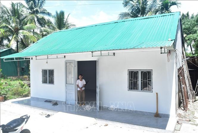 Una casa recién construida para una personas con servicios meritorios en la provincia de Dak Lak (Foto: VNA) xoa-nha-tam.jpg