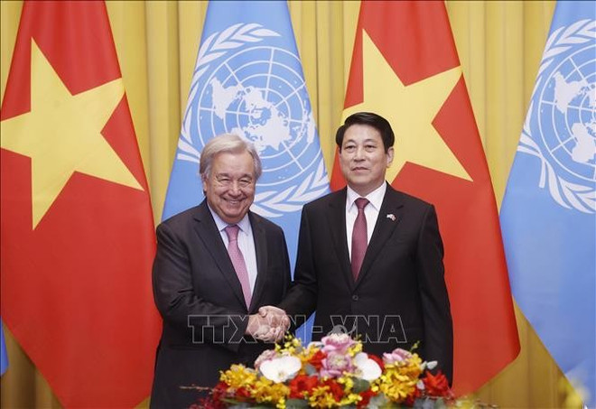 El presidente de Vietnam, Luong Cuong (derecha), recibe al secretario general de la ONU, António Guterres (Foto: VNA) ctn-ttk.jpg