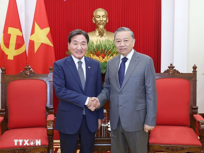El secretario general del Partido Comunista de Vietnam, To Lam (derecha), recibe a Park Chang Dal, enviado especial del presidente de Corea del Sur, Lee Jae Myung. (Foto: VNA) tbt-tiep.jpg