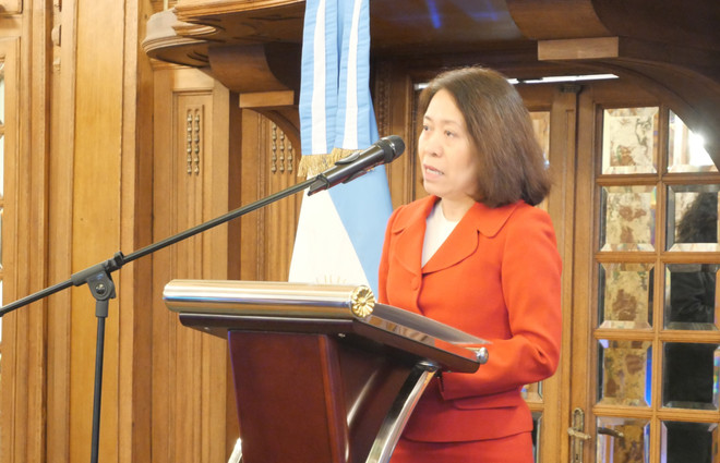 La embajadora de Vietnam en Argentina, Ngo Minh Nguyet, interviene en el seminario (Foto: VNA) vna-potal-viet-nam-thuc-day-hop-tac-nghi-vien-asean-va-argentina-8084789.jpg