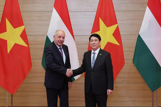 El presidente vietnamita, Luong Cuong (derecha), recibe a su homólogo húngaro, Sulyok Tamas, en el banquete. (Foto: VNA) vna-potal-chu-tich-nuoc-luong-cuong-chu-tri-tiec-chieu-dai-tong-thong-hungary-sulyok-tamas-8059601.jpg