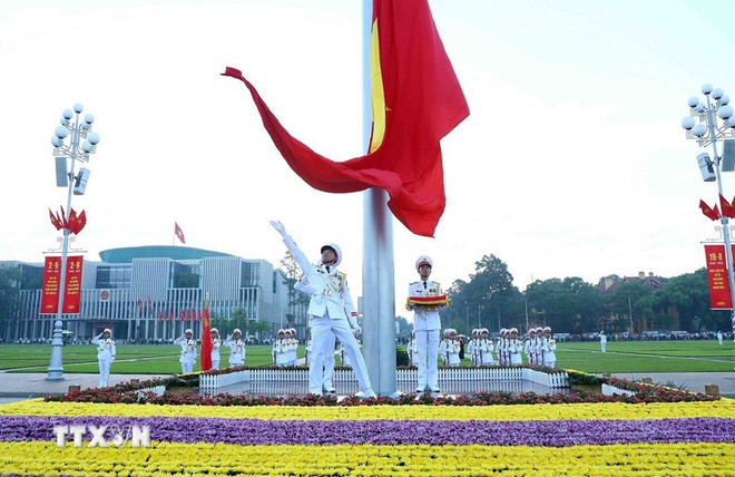 Acto de izamiento de la bandera nacional (Foto: VNA) thuong-co.jpg