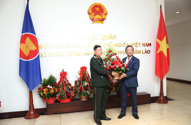 Vongkham Phommakon, viceministro de Defensa de Laos, regala flores para felicitar el 80.º Día Nacional de Vietnam. (Foto: VNA) thuong-tuong-vongkham-phommakon-thu-truong-bo-quoc-phong-lao-tang-hoa-chuc-mung-80-quoc-khanh-viet-nam-pv-tai-lao.jpg