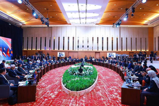 Panorama del diálogo con jóvenes representantes del Sudeste Asiático (Foto: VNA) vna-potal-thu-tuong-du-phien-doi-thoai-voi-thanh-nien-asean-8055073.jpg