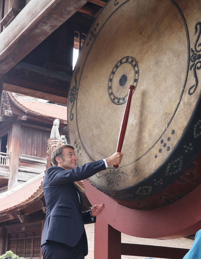 El presidente Macron participa en la ceremonia del toque del tambor de trueno (Foto: VNA) vna-potal-tong-bi-thu-to-lam-va-phu-nhan-cung-tong-thong-phap-va-phu-nhan-tham-van-mieu-quoc-tu-giam-8054996.jpg