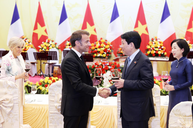 El presidente vietnamita, Luong Cuong, y su homólogo francés, Emmanuel Macron, en la cita (Foto: VNA) vna-potal-chu-tich-nuoc-luong-cuong-chu-tri-tiec-chieu-dai-tong-thong-phap-emmanuel-macron-8055946.jpg