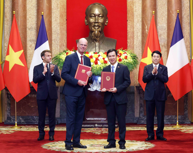 Intercambio de una carta de intención sobre la cooperación en el uso de la energía nuclear con fines pacíficos (Foto: VNA) vna-potal-chu-tich-nuoc-luong-cuong-va-tong-thong-phap-emmanuel-macron-chung-kien-le-trao-van-kien-hop-tac-8054787.jpg
