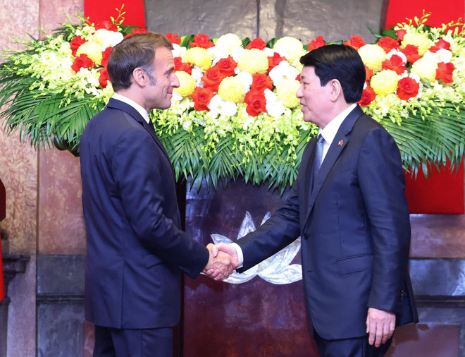 El presidente de Vietnam, Luong Cuong (derecha), y su homólogo de Francia, Emmanuel Macron (Foto: VNA) vna-potal-chu-tich-nuoc-luong-cuong-va-tong-thong-phap-emmanuel-macron-gap-go-bao-chi-8054720.jpg