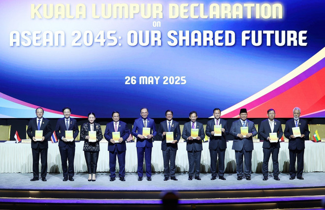 Los líderes de alto nivel de la ASEAN firman la Declaración de Kuala Lumpur sobre “ASEAN 2045: Nuestro futuro común” (Foto: VNA) vna-potal-thu-tuong-pham-minh-chinh-du-le-ky-ket-tuyen-bo-kuala-lumpur-8055600.jpg