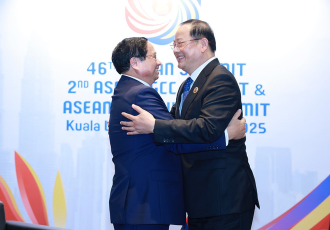 Los primeros ministros de Vietnam y Laos reafirmaron su compromiso de fortalecer los vínculos bilaterales (Foto: VNA) vna-potal-thu-tuong-pham-minh-chinh-gap-thu-tuong-lao-sonexay-siphandone-tai-hoi-nghi-cap-cao-asean-lan-thu-46-8055606.jpg