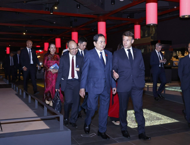 Los dos dirigentes visitan el área de exposición de objetos arqueológicos en la sede de la Asamblea Nacional de Vietnam. (Foto: VNA) vna-potal-chu-tich-quoc-hoi-tran-thanh-man-hoi-kien-tong-thong-phap-emmanuel-macron-8055698.jpg