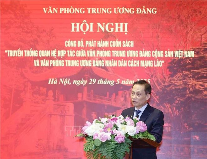 El secretario del Comité Central del PCV y jefe de su Oficina, Le Hoai Trung, interviene en la cita (Foto: VNA) vietnam-lao-29052025-01.jpg