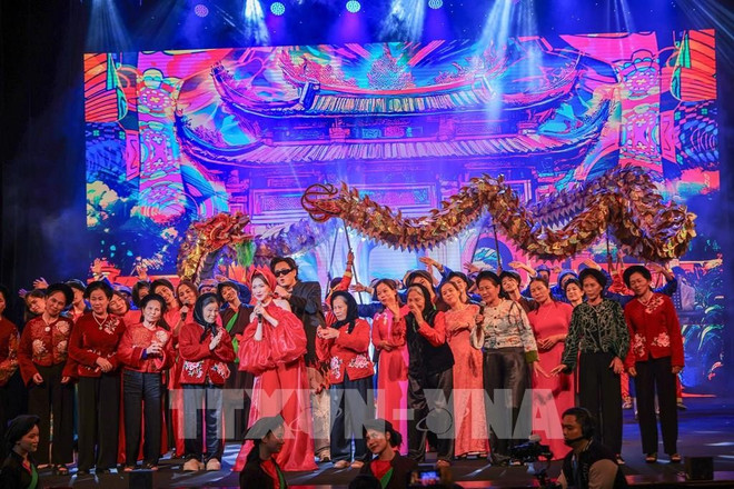 La artista Hoa Minzy presenta una canción en la ceremonia. (Foto: VNA) 074040-le-trao-giai-cong-hien-lan-thu-19-nam-2025.jpg