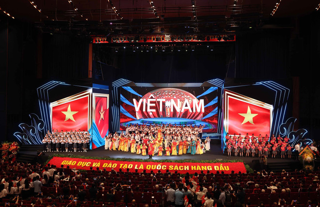 Una presentación artística en el evento (Foto: VNA) vna-potal-tong-bi-thu-to-lam-cac-dong-chi-lanh-dao-nguyen-lanh-dao-dang-nha-nuoc-du-le-ky-niem-80-nam-truyen-thong-nganh-giao-duc-8257598.jpg