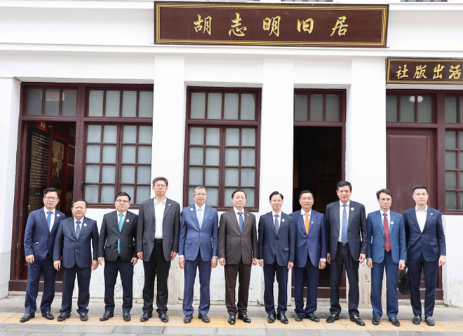 El viceprimer ministro Tran Hong Ha y miembros de la delegación visitan el área de reliquias del Presidente Ho Chi Minh en la ciudad de Kunming, de la provincia china de Yunnan. (Foto: VNA) vna-potal-hoat-dong-cua-pho-thu-tuong-chinh-phu-tran-hong-ha-tai-van-nam-trung-quoc-8101730.jpg