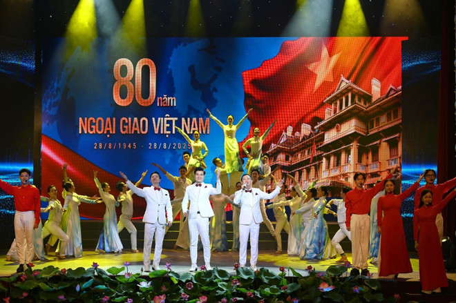 El Departamento de Relaciones Exteriores de Ciudad Ho Chi Minh celebró el 22 de agosto una ceremonia para conmemorar el 80.º aniversario de la creación del sector diplomático (28 de agosto de 1945-2025) y el 50.º aniversario de la fundación de la unidad. (Foto: VNA) ngoai-giao-80.jpg