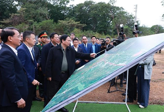 El primer ministro Pham Minh Chinh visita el sitio de desarrollo del complejo turístico ecológico Tam Dao 2 en el distrito homónimo. (Foto: VNA) vna-potal-thu-tuong-khao-sat-mot-so-du-an-tai-tinh-vinh-phuc-7915626.jpg