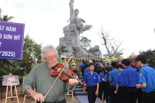 El veterano estadounidense Roy Mike Boehm toca el violín en memoria de las víctimas de la masacre de Son My. (Foto: VNA) vna-potal-quang-ngai-dang-huong-tuong-niem-57-nam-ngay-504-thuong-dan-son-my-bi-tham-sat-7915538.jpg