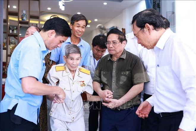 El primer ministro de Vietnam, Pham Minh Chinh, visita al veterano y ex preso político Nguyen Xuan Vien (Foto: VNA) uuid09f42dd8-7526-467c-9350-bc2dc146f81ecode001library1type1mode1loctruecaptrue.jpg