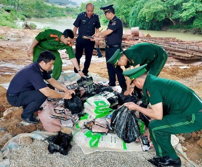 Las autoridades de la provincia de Ha Giang descubren unas mercancías de origen desconocido. (Foto: VNA) ha-giang-thuc-pham-nhap-lau.jpg