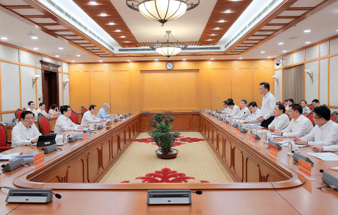 El secretario del Comité partidista de Hung Yen, Nguyen Huu Nghia, interviene en la cita (Foto: VNA) vna-potal-chu-tich-nuoc-chu-tri-buoi-lam-viec-cua-bo-chinh-tri-voi-ban-thuong-vu-tinh-uy-hung-yen-8265358.jpg