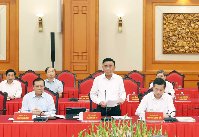 Tran Cam Tu, miembro del Buró Político e integrante permanente del Secretariado del Comité Central del PCV, secretario del Comité del Partido de las Agencias Centrales, habla en la reunión (Foto: VNA) vna-potal-tong-bi-thu-chu-tri-cuoc-lam-viec-cua-bo-chinh-tri-voi-ban-thuong-vu-dang-uy-cac-co-quan-dang-trung-uong-8264467.jpg