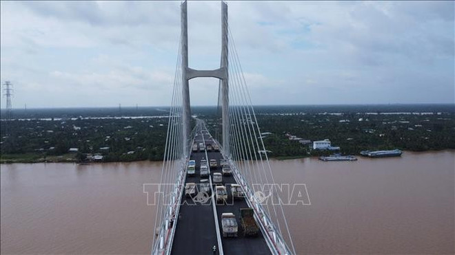 Decenas de vehículos realizan con éxito pruebas de carga en el puente Rach Mieu 2. (Foto: VNA) cau-19825.jpg