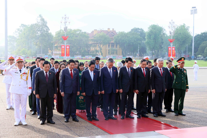 Los delegados expresan su profunda gratitud y sincero respeto por las grandes contribuciones del Presidente Ho Chi Minh. (Foto: VNA) vna-potal-cac-dai-bieu-quoc-hoi-dat-vong-hoa-va-vao-lang-vieng-chu-tich-ho-chi-minh-8012418.jpg