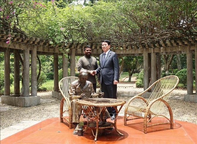 El presidente de Vietnam, Luong Cuong (derecha), y su homólogo de Sri Lanka, Anura Kumara Dissanayaka, posan para una foto junto a la estatua de bronce del Tío Ho. (Foto: VNA) vna-potal-chu-tich-nuoc-luong-cuong-va-tong-thong-sri-lanka-tham-khu-di-tich-chu-tich-ho-chi-minh-tai-phu-chu-tich-stand.jpg