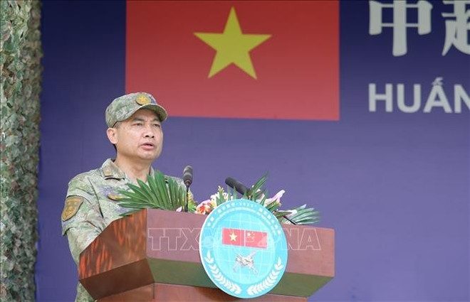 El general de división Nguyen Van Lich, subcomandante de la 1.ª Región Militar de Vietnam, interviene en la cita (Foto: VNA) vna-potal-be-mac-huan-luyen-lien-hop-luc-quan-viet-nam-trung-quoc-nam-2025-stand.jpg