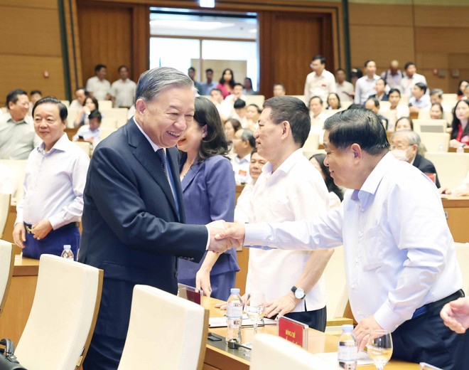 El secretario general del PCV, To Lam, saluda a los delegados (Foto: VNA) vna-potal-hoi-nghi-toan-quoc-quan-triet-trien-khai-thuc-hien-4-nghi-quyet-cua-bo-chinh-tri-8277236.jpg