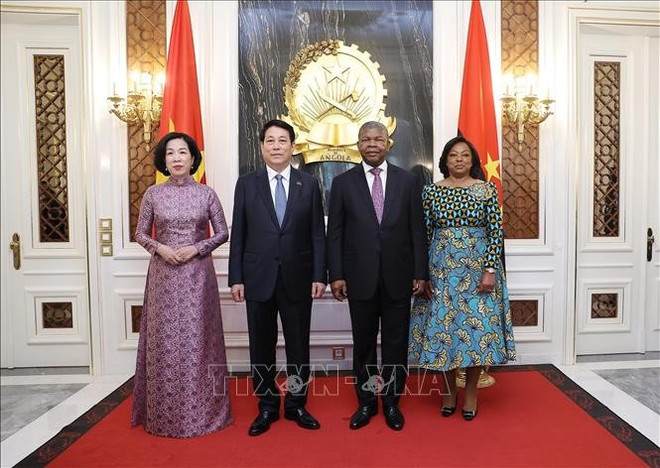 El presidente de Vietnam, Luong Cuong, y su homólogo angoleño, João Manuel Gonçalves Lourenço, junto con sus esposas (Foto: VNA) ctn-phu-nhan.jpg
