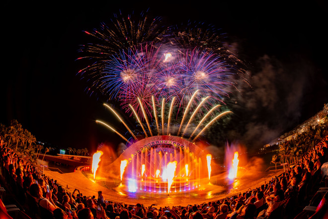Miles de visitantes disfrutan del espectáculo Kiss of the Sea y los fuegos artificiales cada noche en Sunset Town, Phu Quoc. (Foto: Sun Group) show-nu-hon-cua-bien-ca.jpg