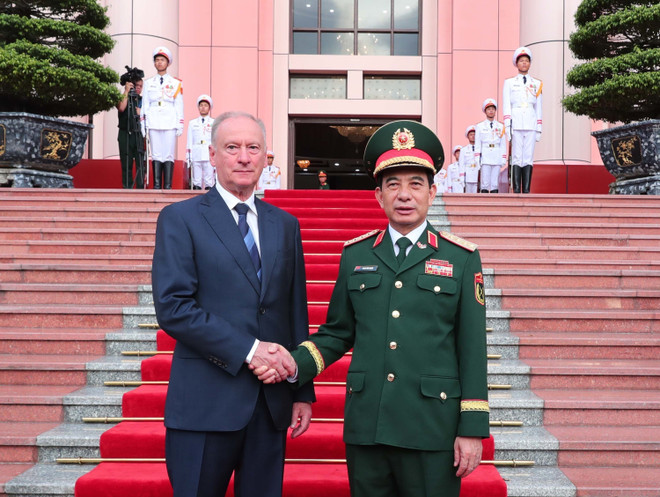 El general Phan Van Giang, ministro de Defensa de Vietnam (derecha), recibe a Nikolai Patrushev, asistente del presidente ruso y jefe del Consejo Marítimo de la Federación de Rusia (Foto: VNA) vna-potal-bo-truong-quoc-phong-phan-van-giang-hoi-dam-voi-tro-ly-tong-thong-chu-tich-hoi-dong-bien-lien-bang-nga-8276386.jpg